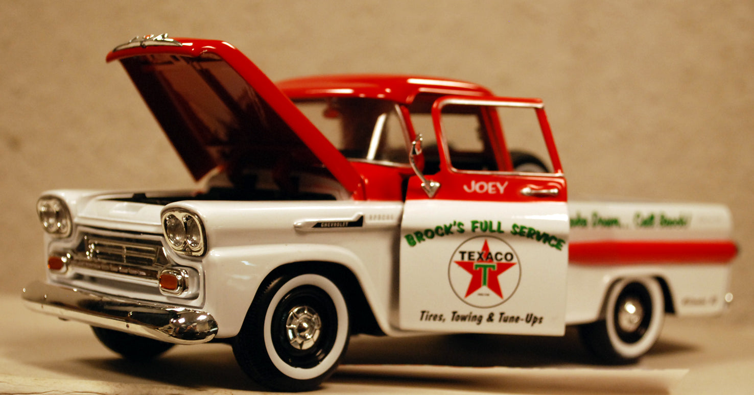 Autoworld CP8208 1958 Chevrolet Apache Fleetside Pickup Texaco 1:24