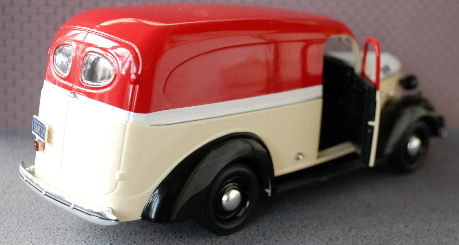 Green Light 85081  Running on empty 7 1939 Chevrolet Panel Chevron 1:24