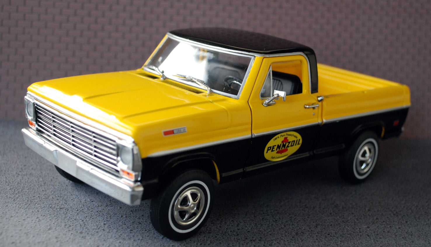 Green Light 85082  Running on empty 7 1969 Ford F 100 Pennzoil 1:24