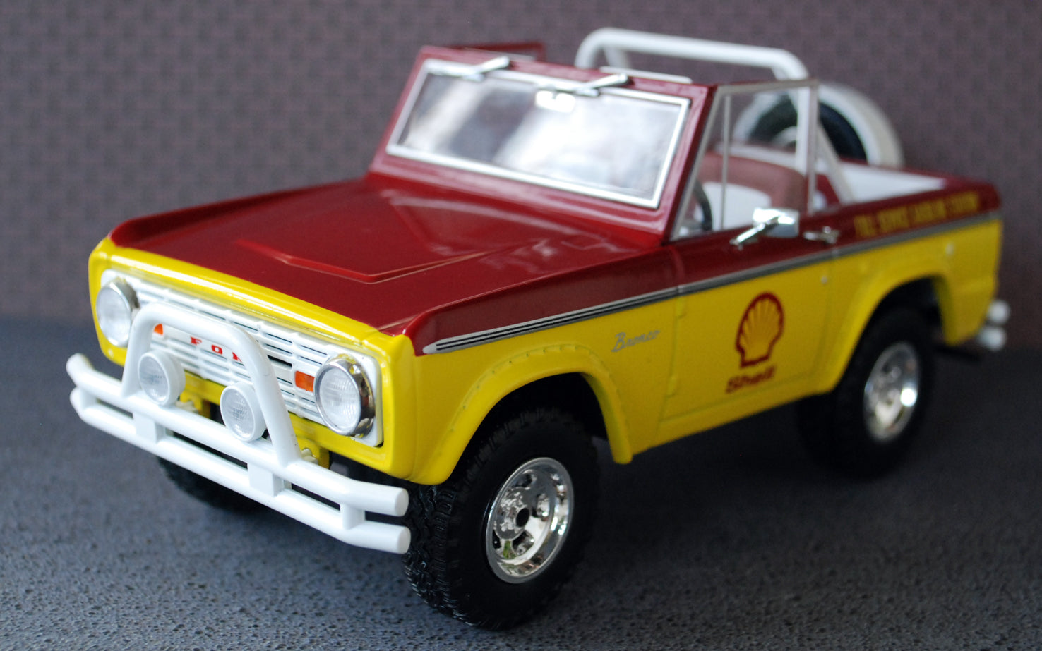 Green Light 85083  Running on empty 7 1977 Ford Bronco Shell 1:24