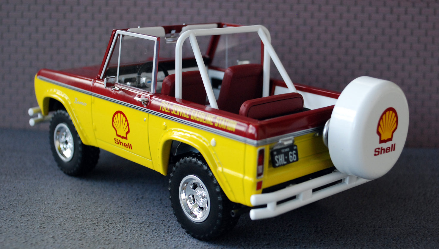 Green Light 85083  Running on empty 7 1977 Ford Bronco Shell 1:24