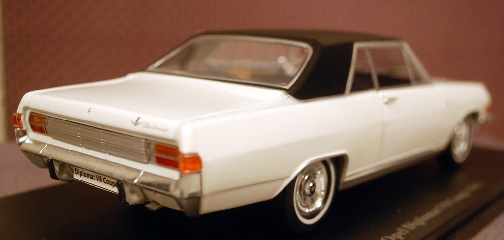 1965 Opel Diplomat V 8 Coupe 1:24 Fabbri / White Box / Hachette