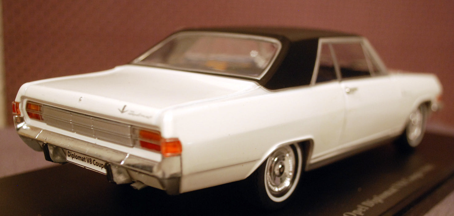 1965 Opel Diplomat V 8 Coupe 1:24 Fabbri / White Box / Hachette