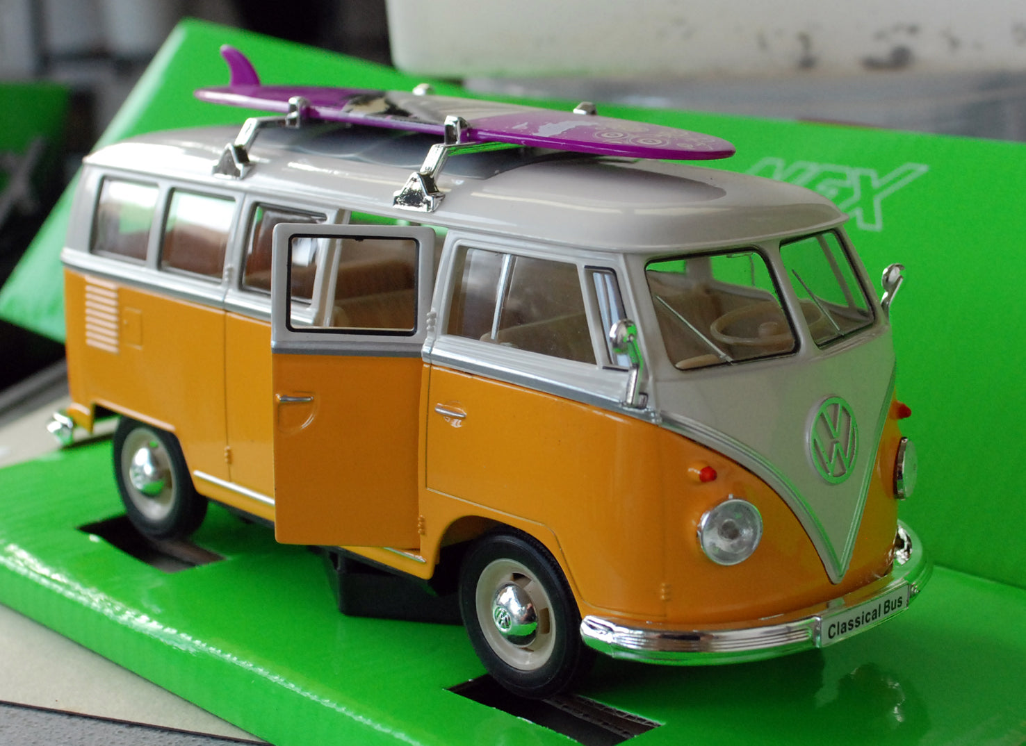 Welly 22095SBW 1963 Volkswagen T1 Bus VW Bully T1 1:24