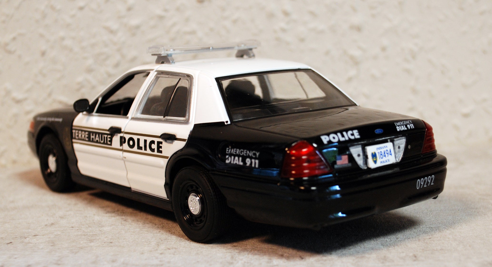 2011 Ford Crown Victoria Terre Haute Indiana Police 1:24 Green Light 84124