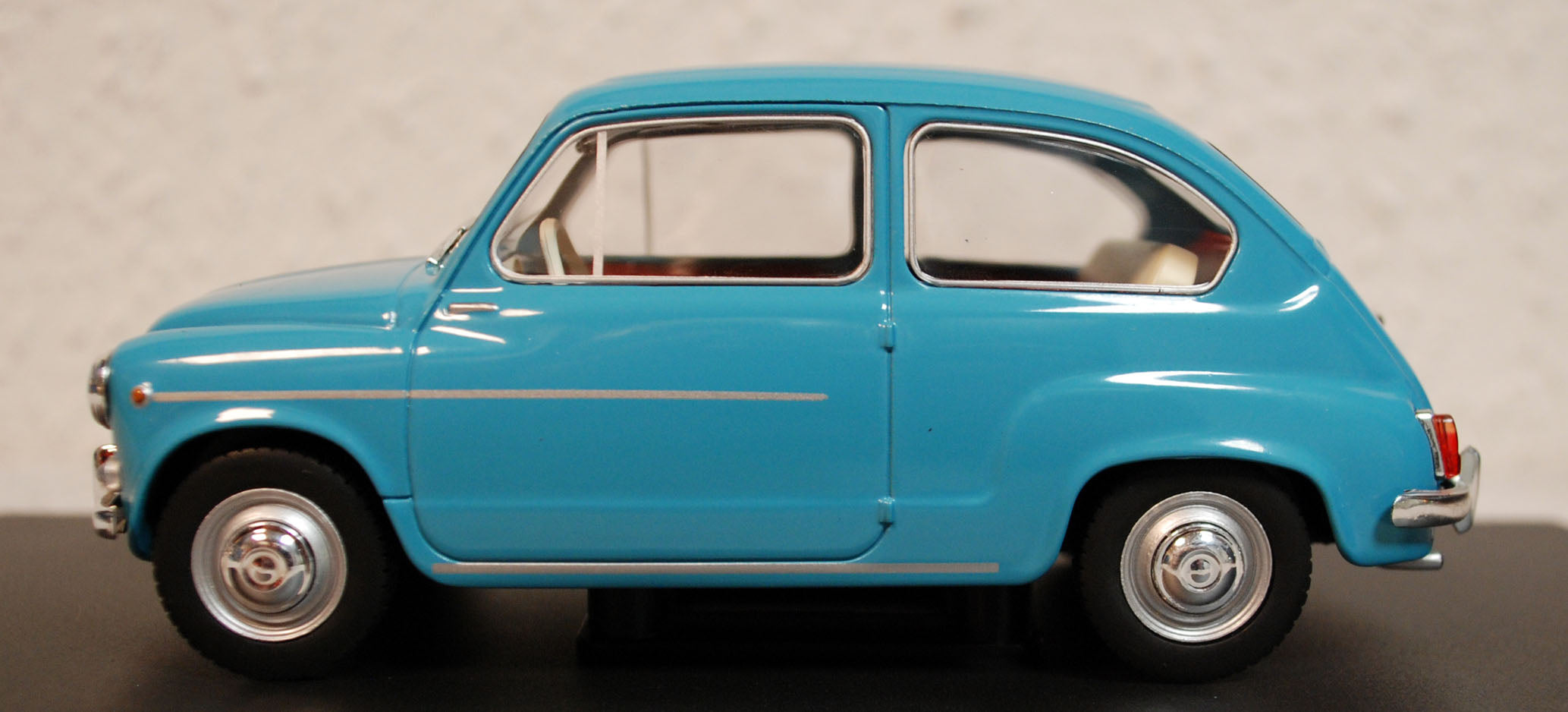 1960 Fiat 600 D 1:24 Fabbri / White Box / Hachette