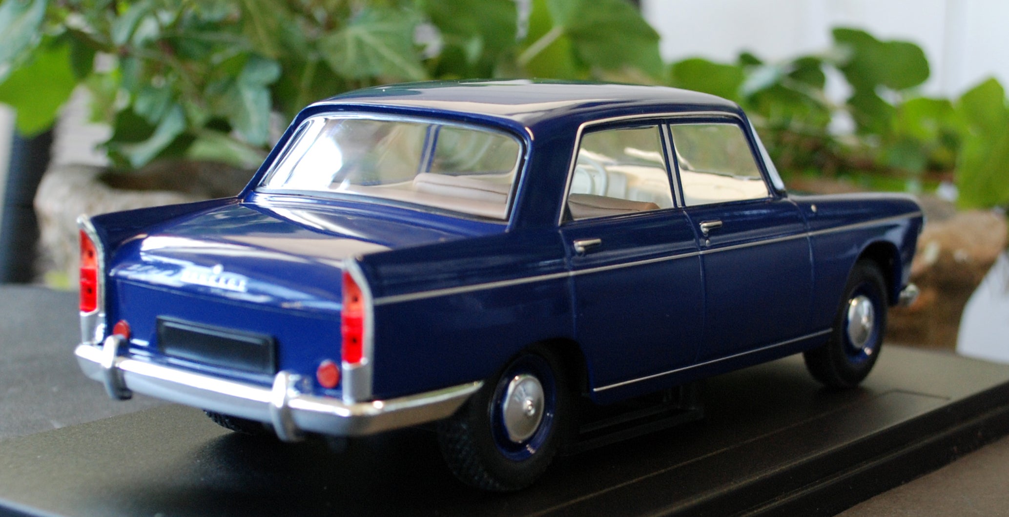 1960 Peugeot 404 1:24 Fabbri / White Box / Hachette
