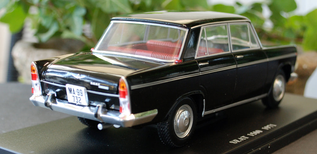 1971 SEAT 1500 1:24 Fabbri / White Box / Hachette