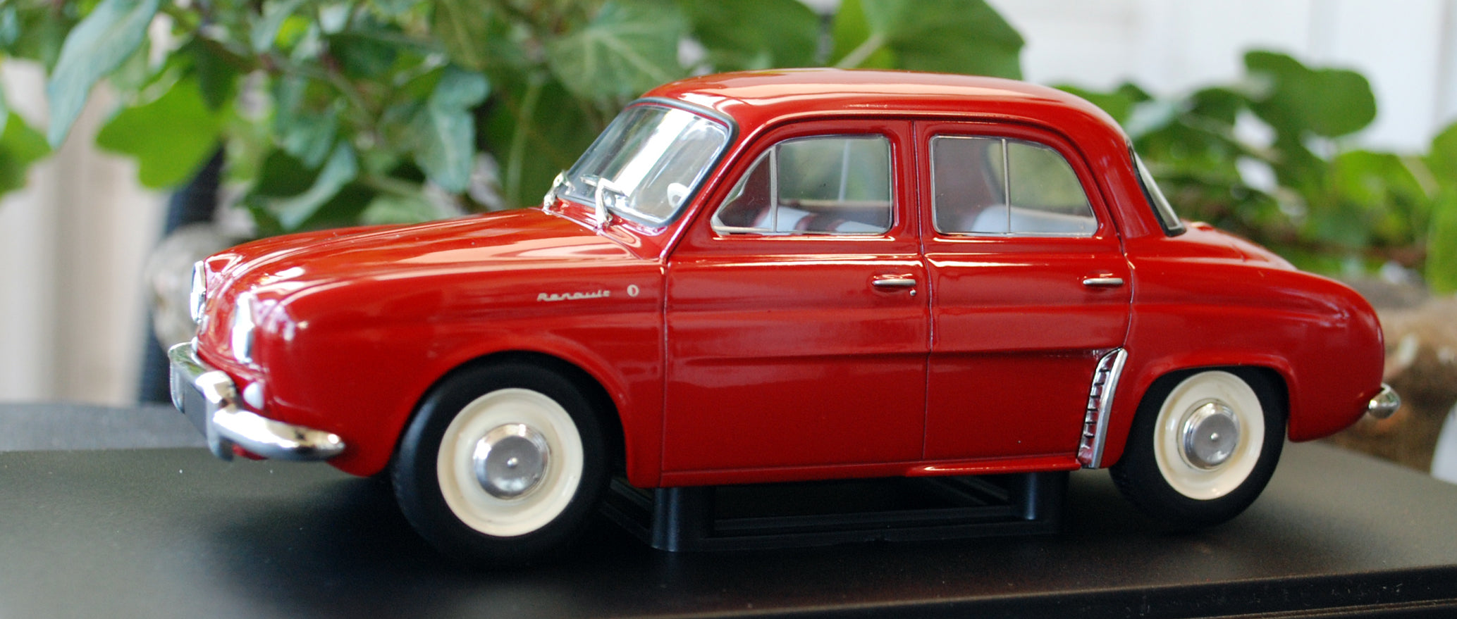1956 Renault Dauphine 1:24 Fabbri / White Box / Hachette