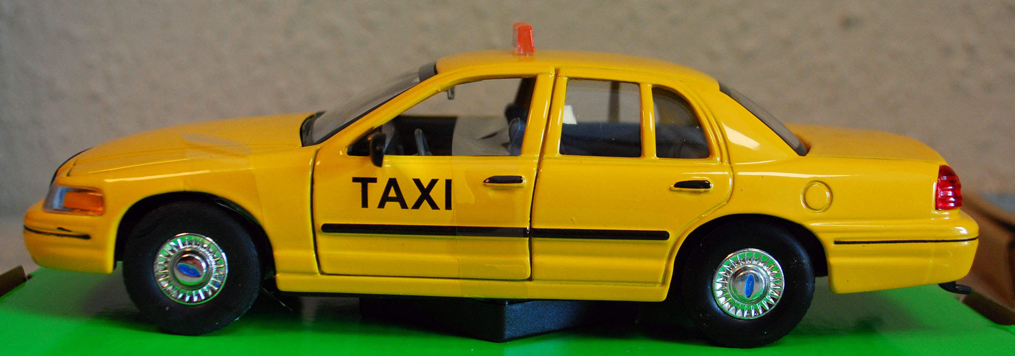 1999 Ford Crown Victoria Taxi Cab 1:24 Welly 22082TI-W