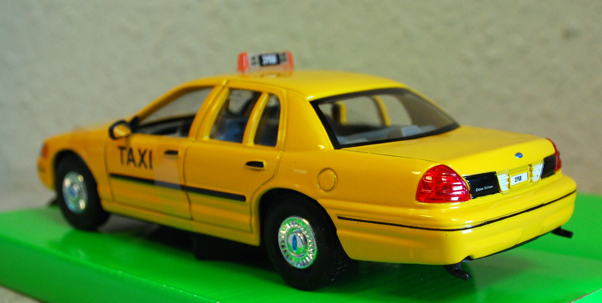 1999 Ford Crown Victoria Taxi Cab 1:24 Welly 22082TI-W