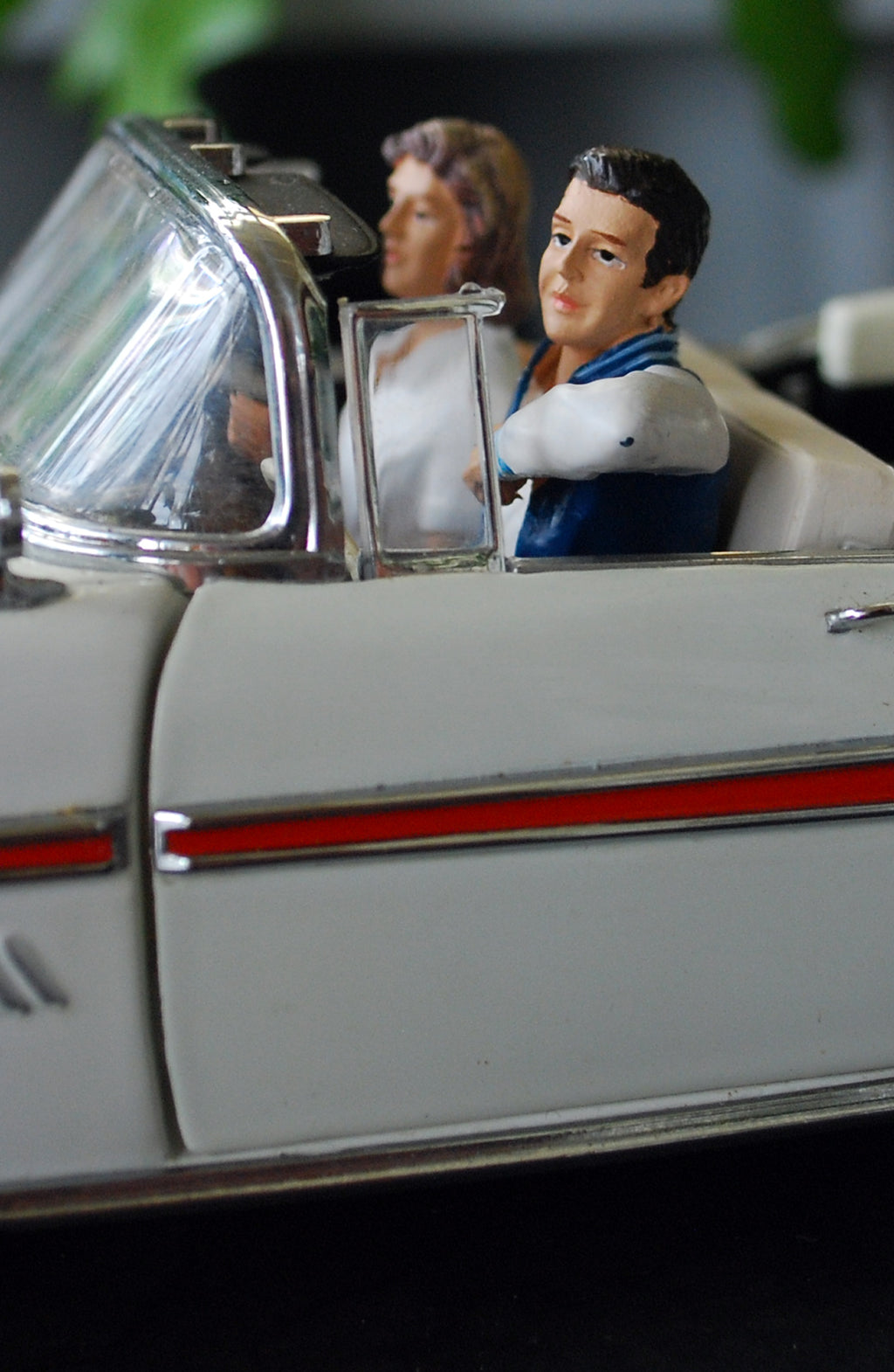 23829B American Diorama Seated Couple II 1:24