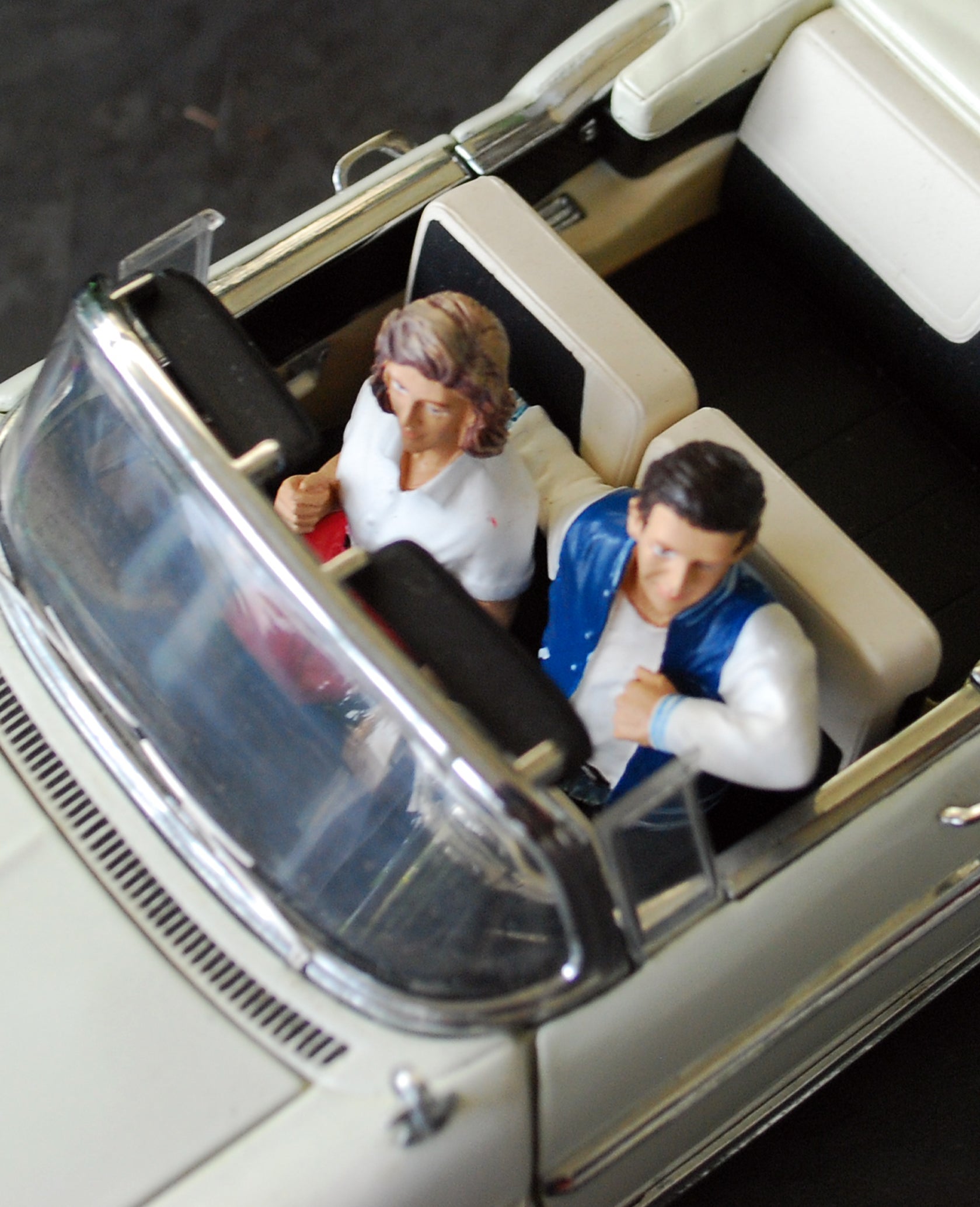 23829B American Diorama Seated Couple II 1:24