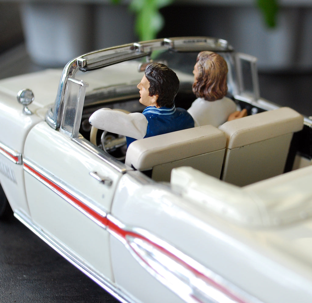 23829B American Diorama Seated Couple II 1:24