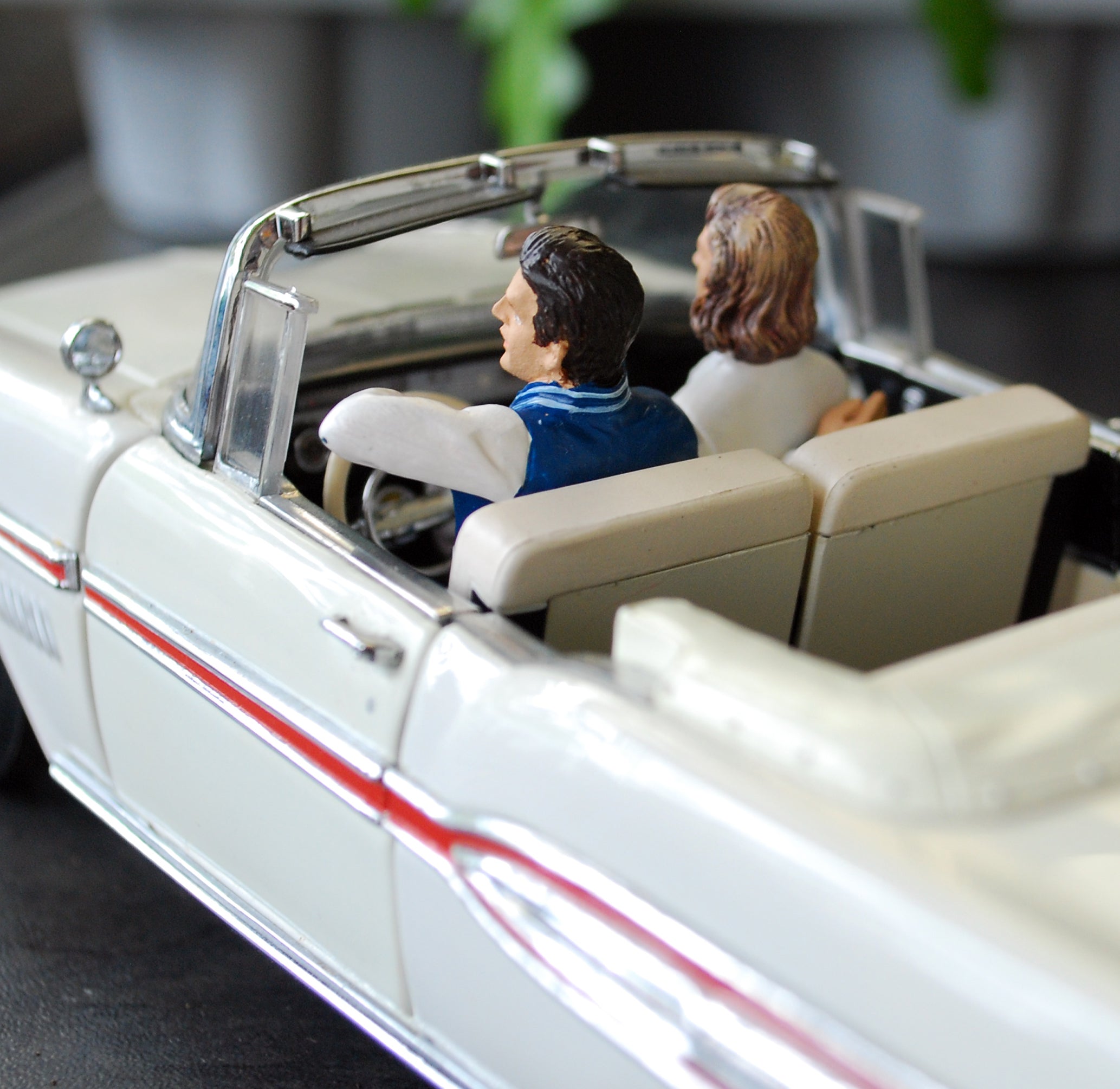 23829B American Diorama Seated Couple II 1:24