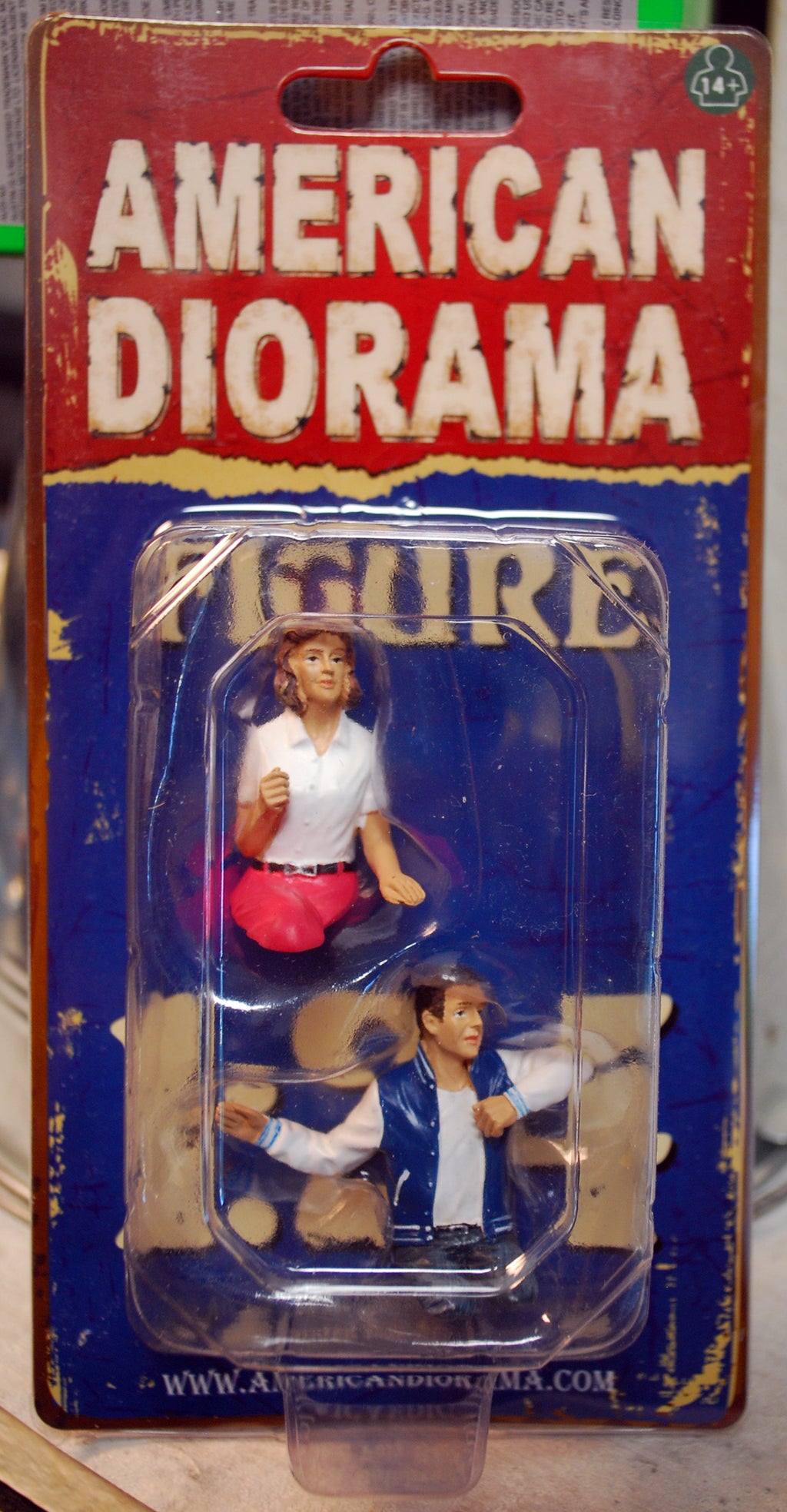 23829B American Diorama Seated Couple II 1:24