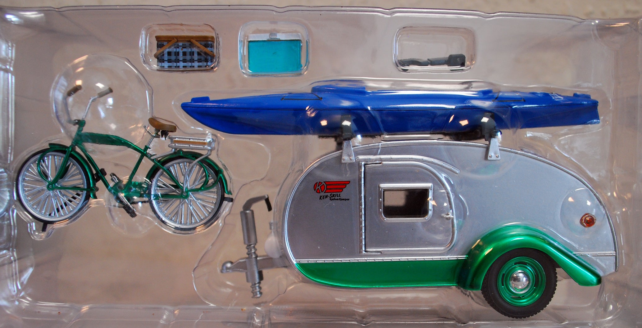 1947 Ken Skill Teardrop Camping Trailer Camping Anhänger 1:24 Green Light 18440