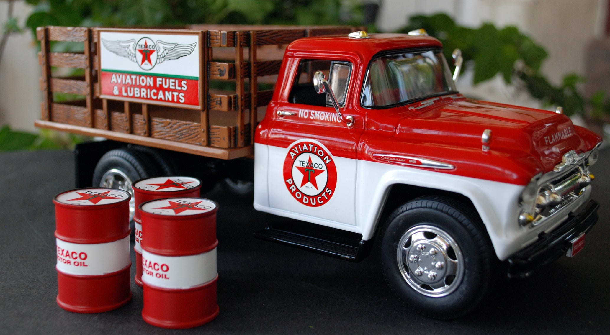 1957 Chevrolet Stake Bed Truck Texaco Aviation Fuels 1:24 Autoworld CP7505
