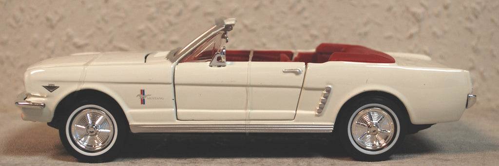 Motor Max 79852 1964 Ford Mustang Cabrio James Bond 007 1:24