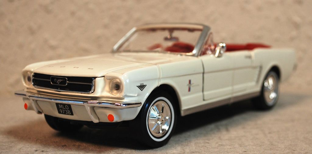 Motor Max 79852 1964 Ford Mustang Cabrio James Bond 007 1:24