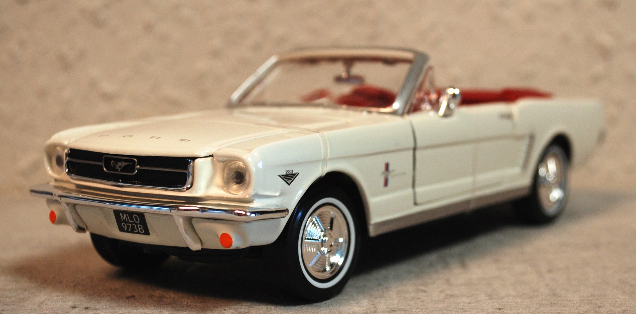 Motor Max 79852 1964 Ford Mustang Cabrio James Bond 007 1:24