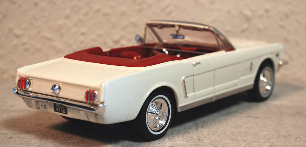 Motor Max 79852 1964 Ford Mustang Cabrio James Bond 007 1:24