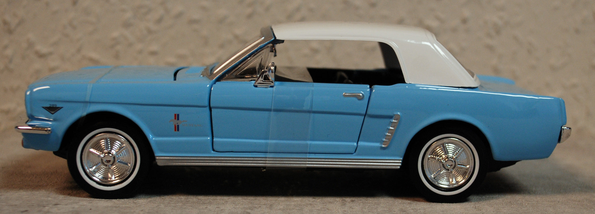 Motor Max 79855 1964 Ford Mustang Hardtop James Bond 007 1:24