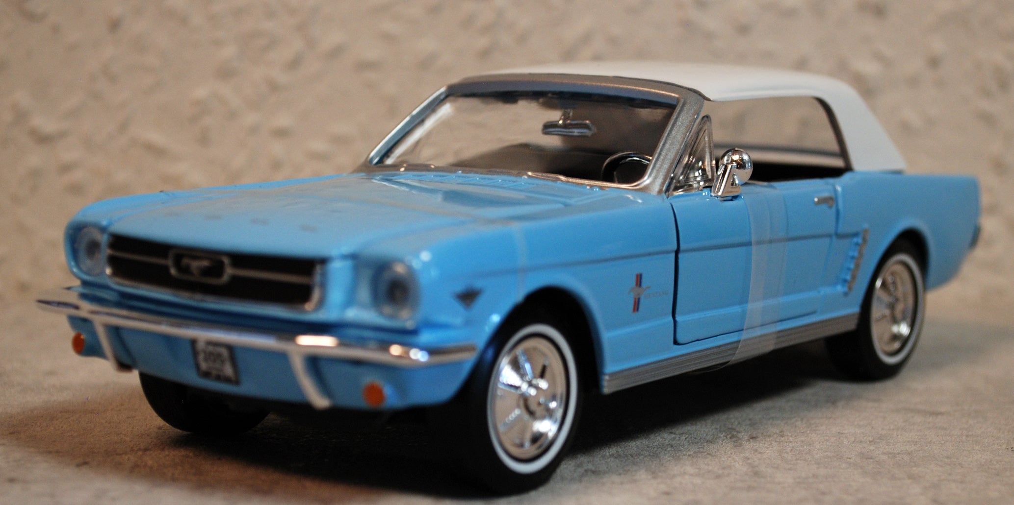 Motor Max 79855 1964 Ford Mustang Hardtop James Bond 007 1:24