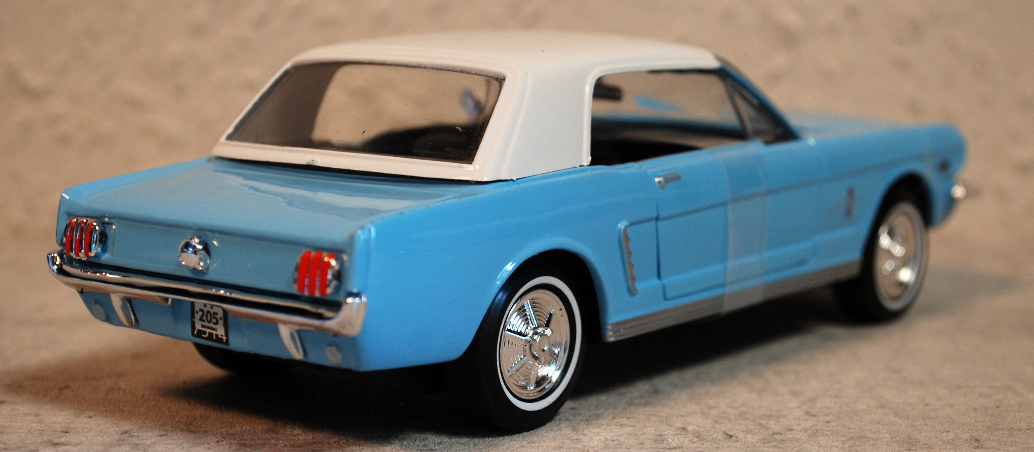 Motor Max 79855 1964 Ford Mustang Hardtop James Bond 007 1:24