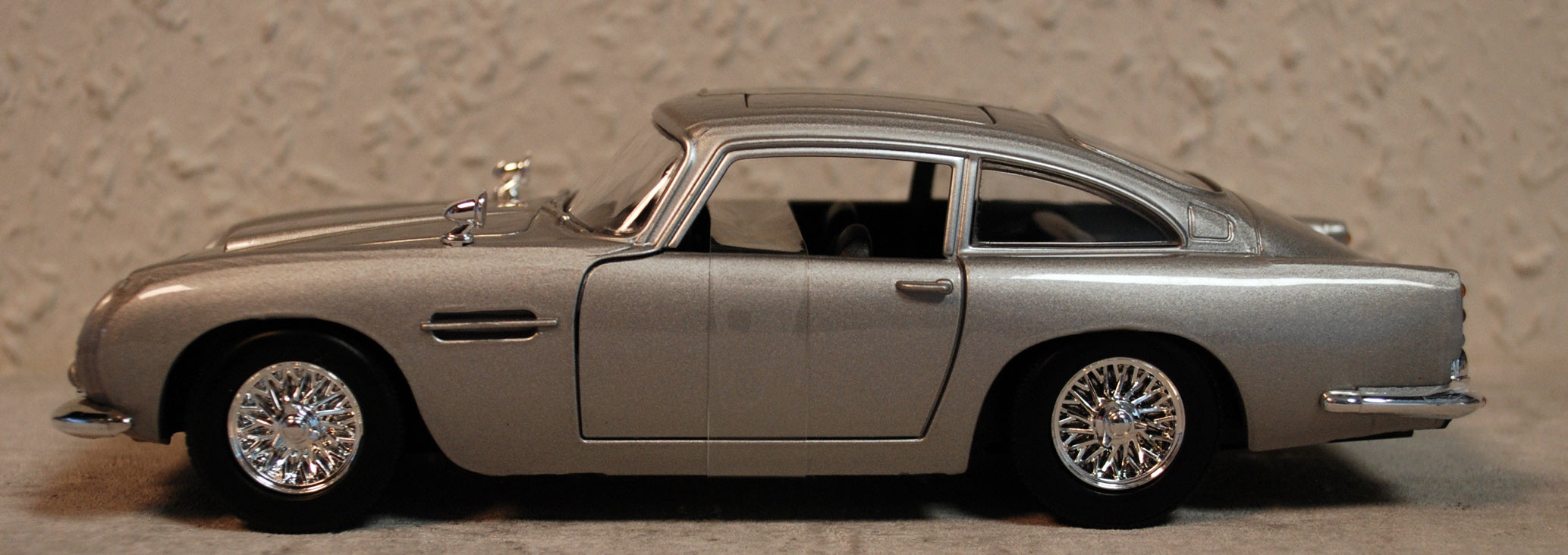 Motor Max 79857 1965 Aston Martin DB 5 James Bond 007 1:24