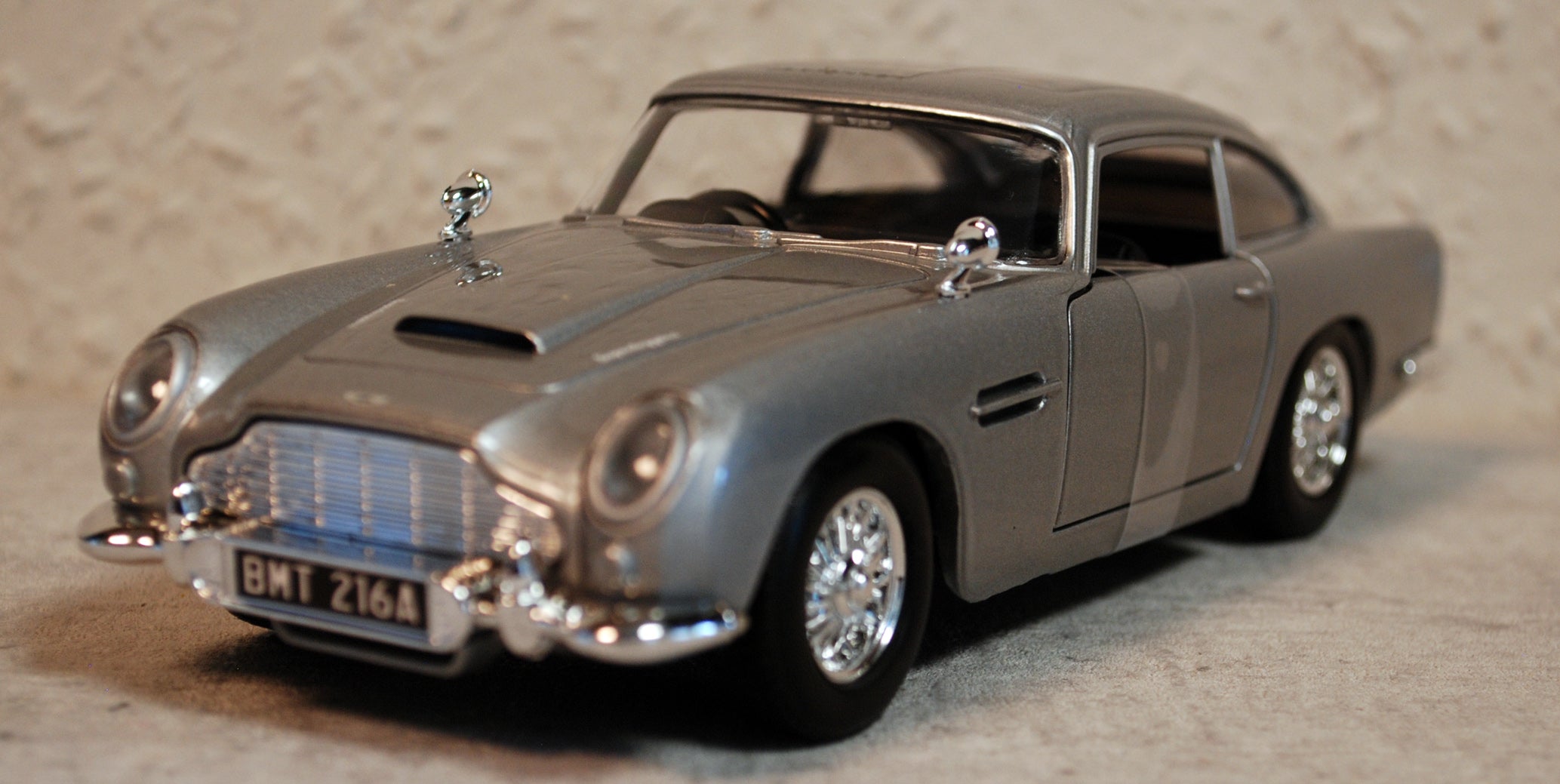 Motor Max 79857 1965 Aston Martin DB 5 James Bond 007 1:24