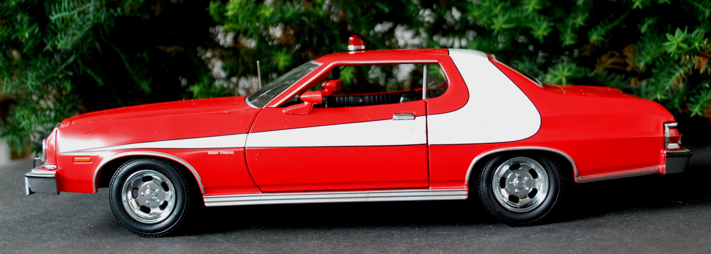 Green Light 84042 1976 Ford Gran Torino Starsky & Hutch 1:24