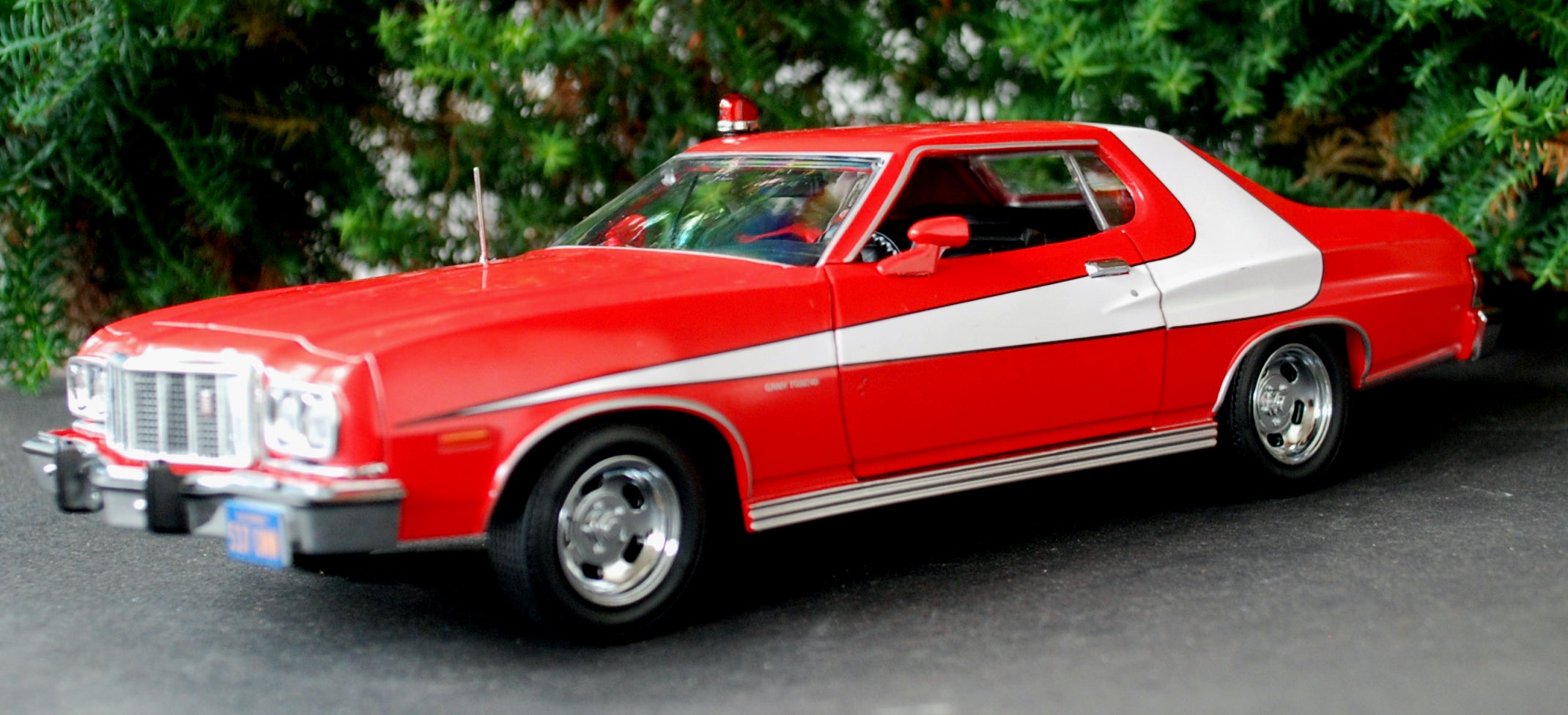 Green Light 84042 1976 Ford Gran Torino Starsky & Hutch 1:24