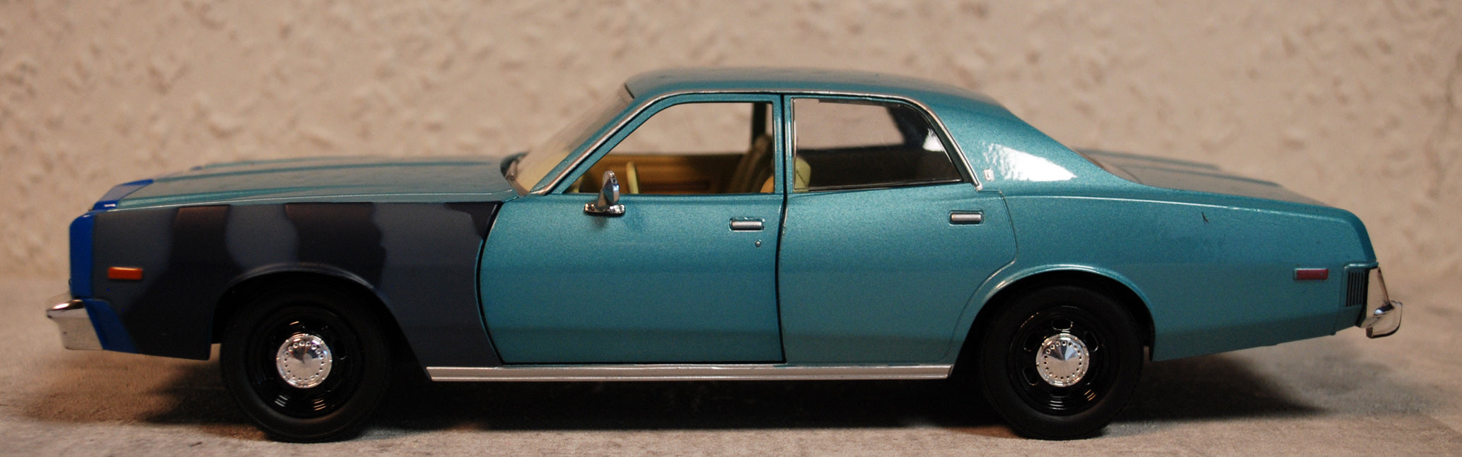 1977 Plymouth Fury Hunter Fernsehserie 1:24 Green Light 84152