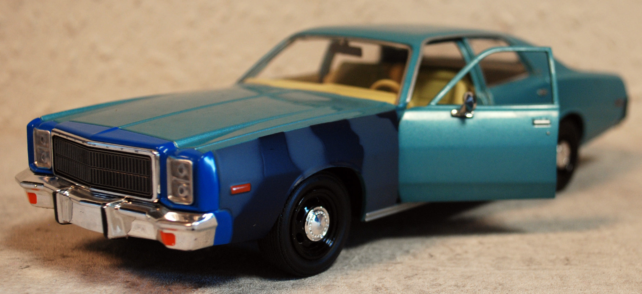 1977 Plymouth Fury Hunter Fernsehserie 1:24 Green Light 84152