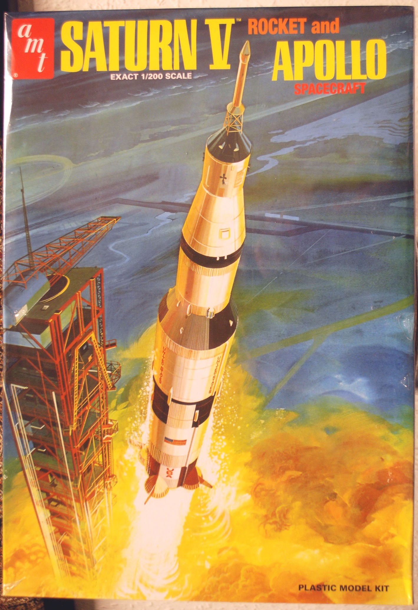 AMT 1174 Saturn V Rocket & Apollo Spacecraft 1:200