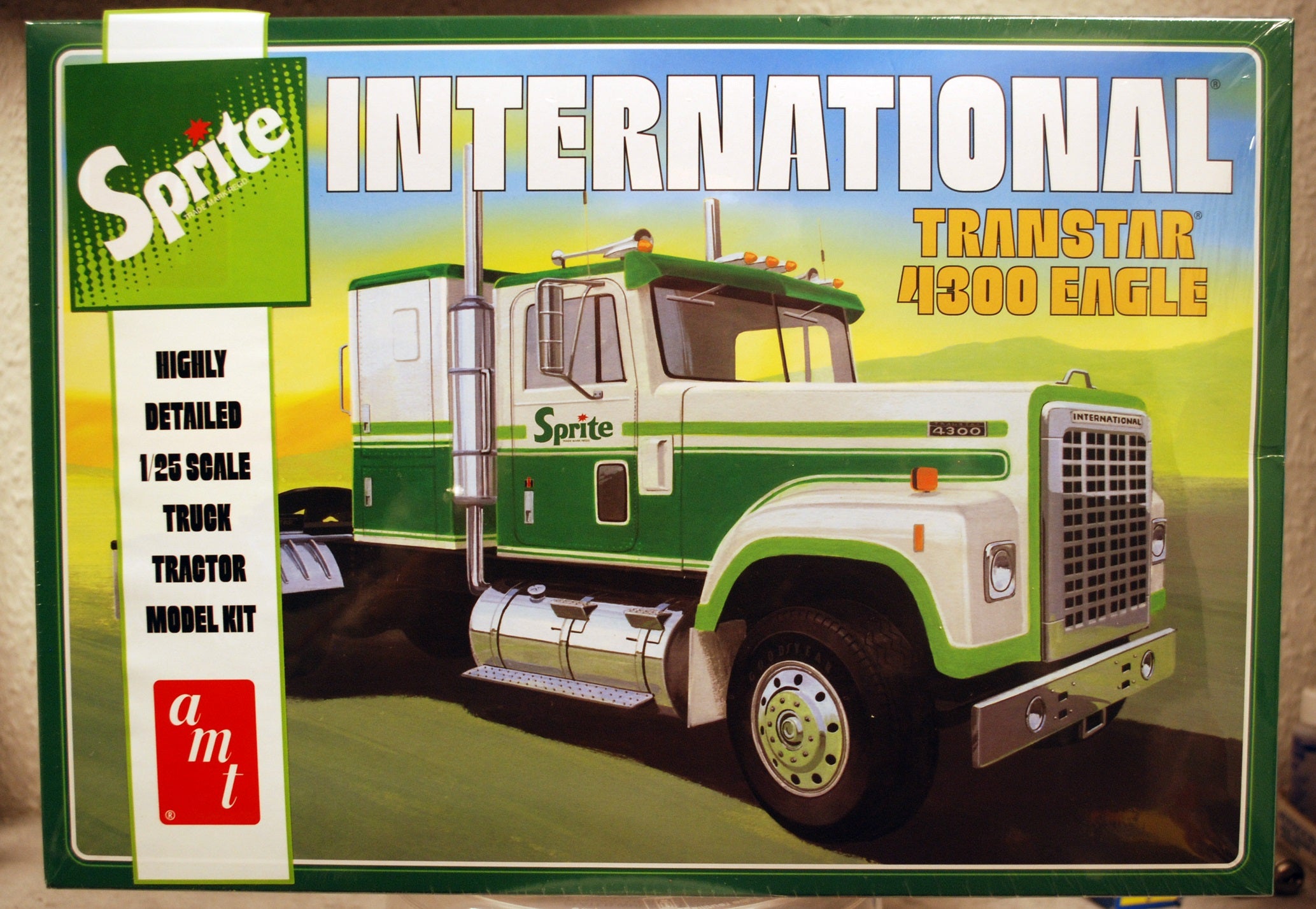 AMT 1394 International Transtar 4300 Eagle Tractor Sprite 1:25  wieder neu 2023