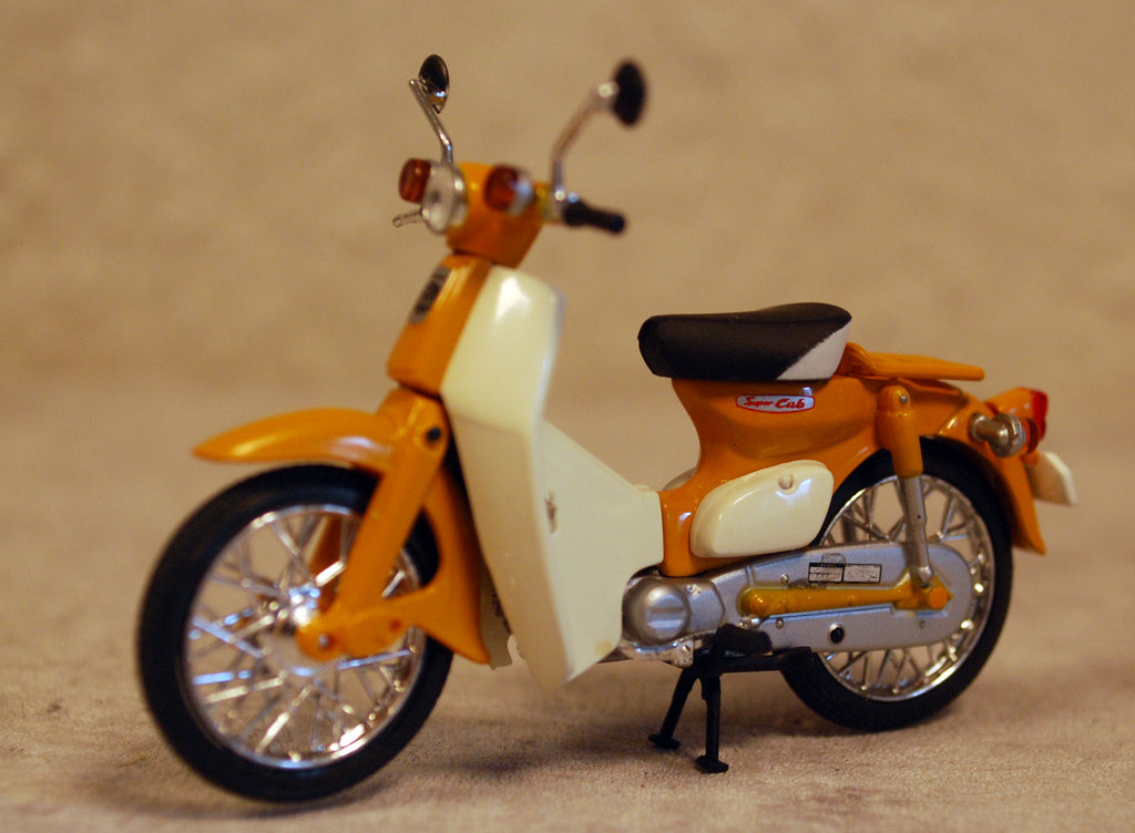 Aoshima 074923 2004 Honda Super Cub Street gelb 1:24 Fertigmodell