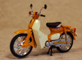 Aoshima 074923 2004 Honda Super Cub Street gelb 1:24 Fertigmodell