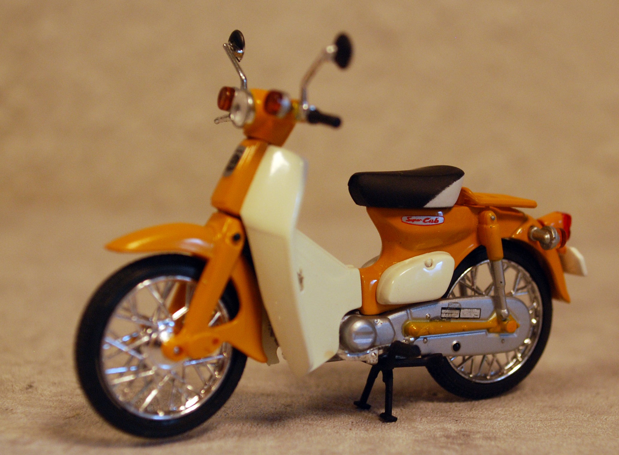 Aoshima 074923 2004 Honda Super Cub Street gelb 1:24 Fertigmodell