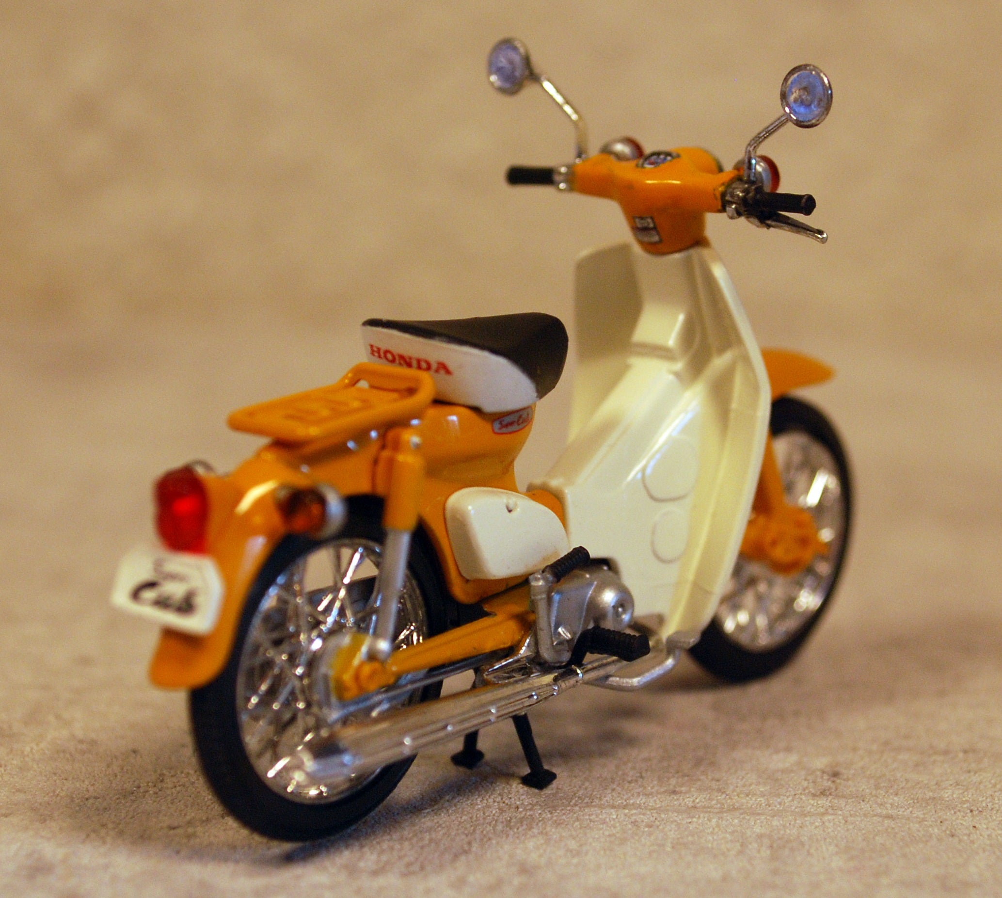 Aoshima 074923 2004 Honda Super Cub Street gelb 1:24 Fertigmodell