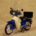 Aoshima 074923 2004 Honda Super Cub Street blau 1:24 Fertigmodell