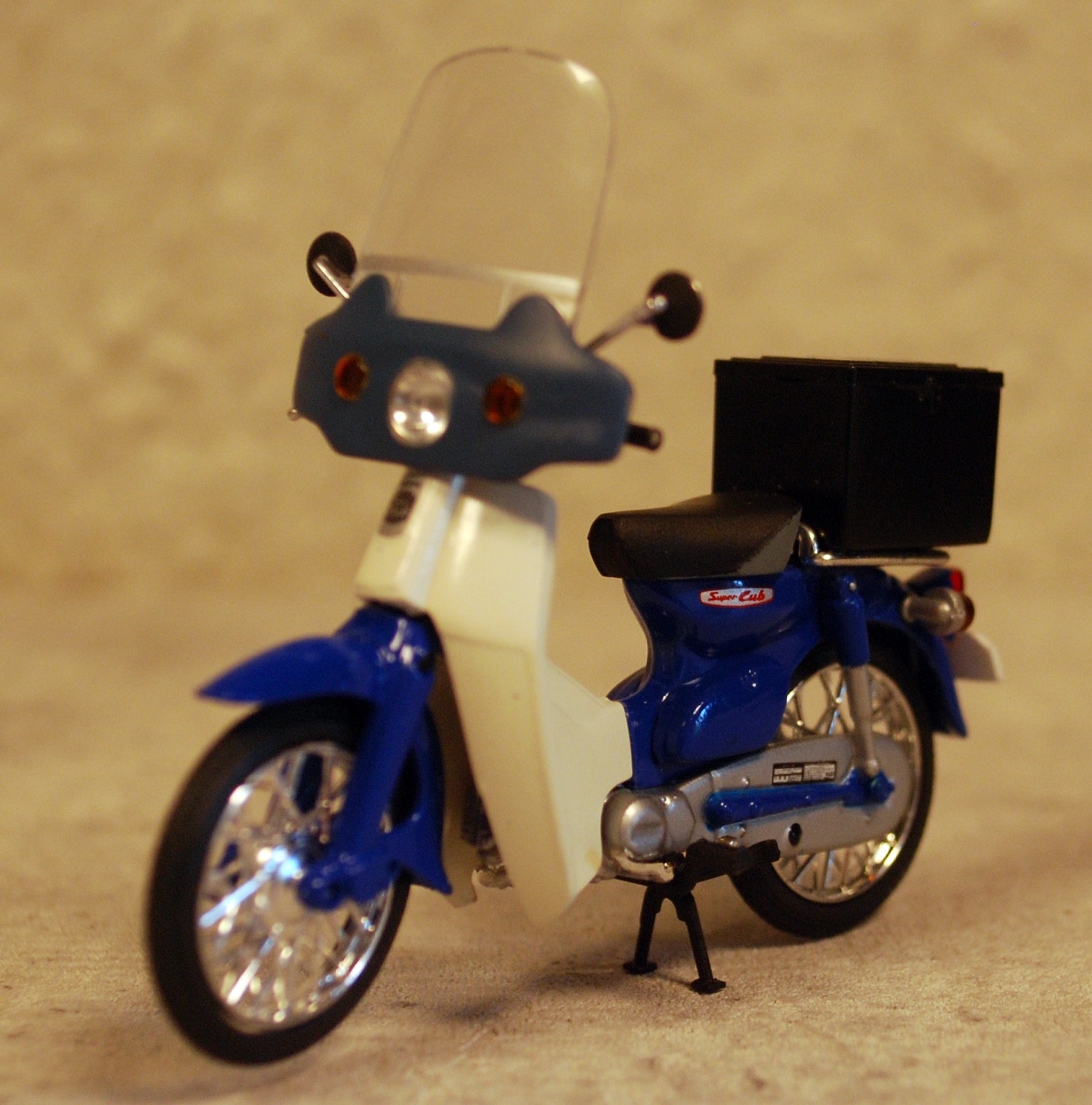 Aoshima 074923 2004 Honda Super Cub Street blau 1:24 Fertigmodell