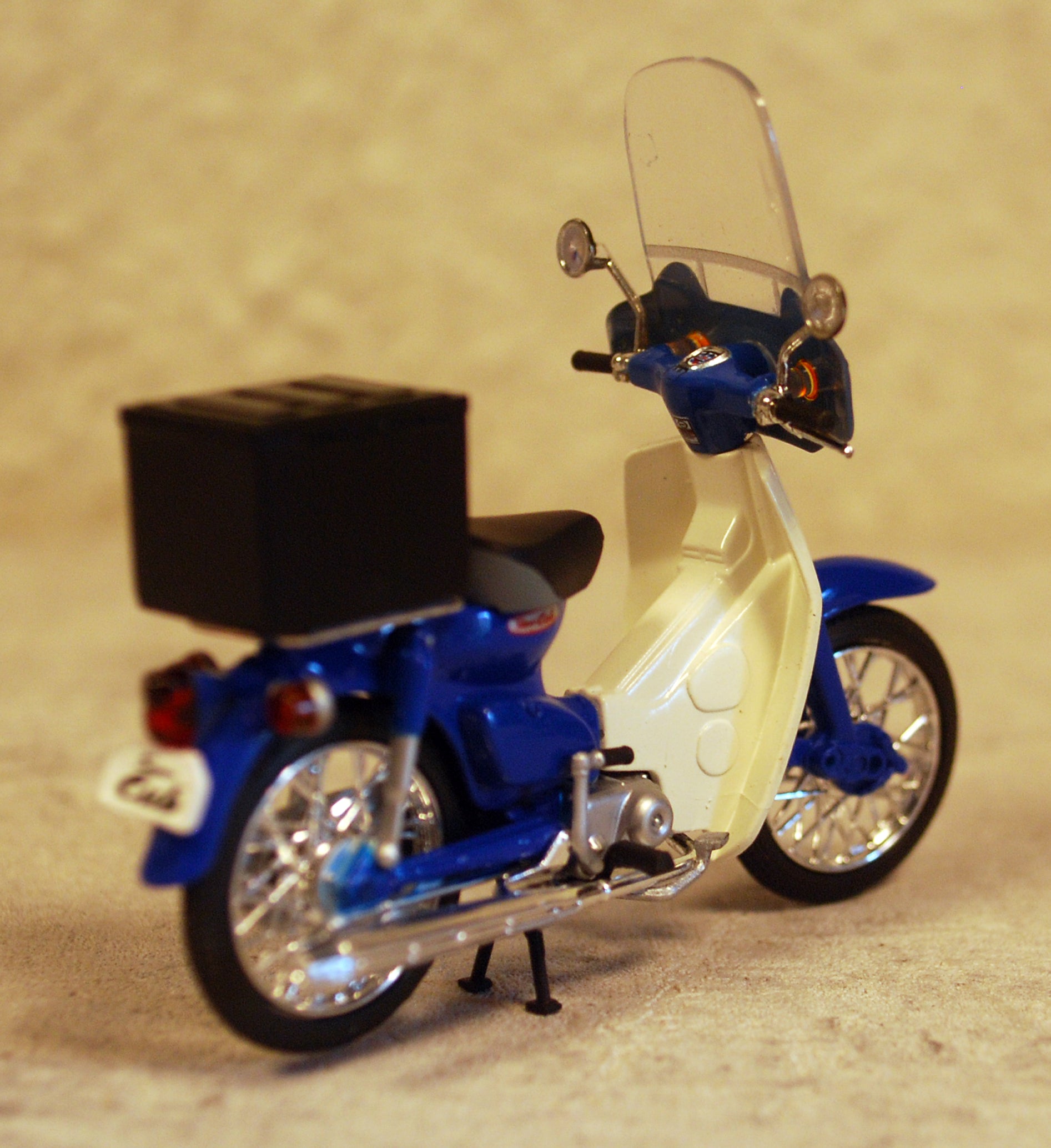 Aoshima 074923 2004 Honda Super Cub Street blau 1:24 Fertigmodell