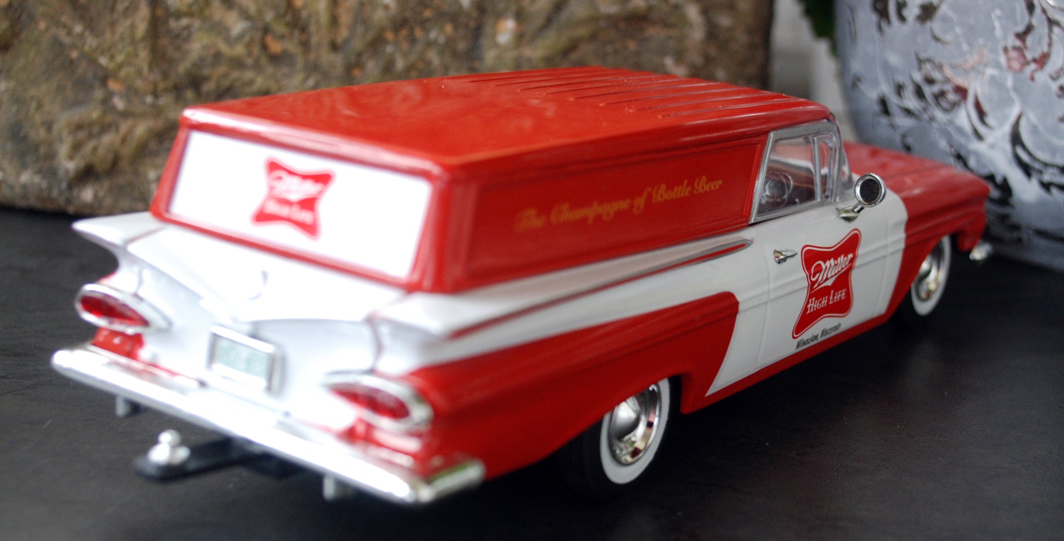 1959 Chevrolet Sedan Delivery Miller Beer 1:24 Autoworld 24014