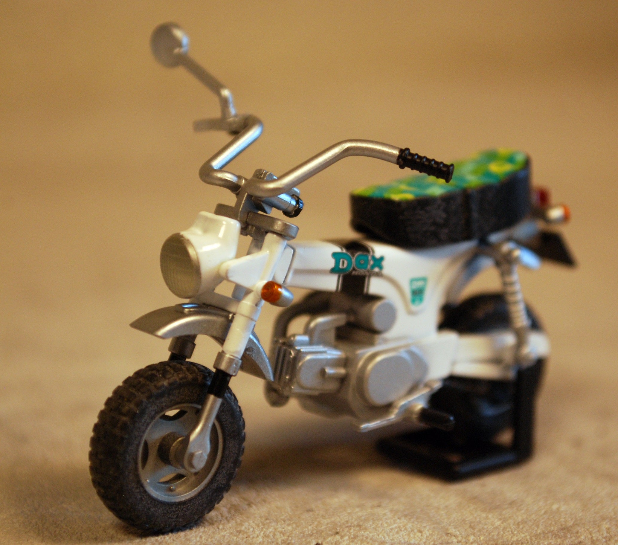 Bandai 450845 1969 Honda Dax weiß 1:24 Fertigmodell