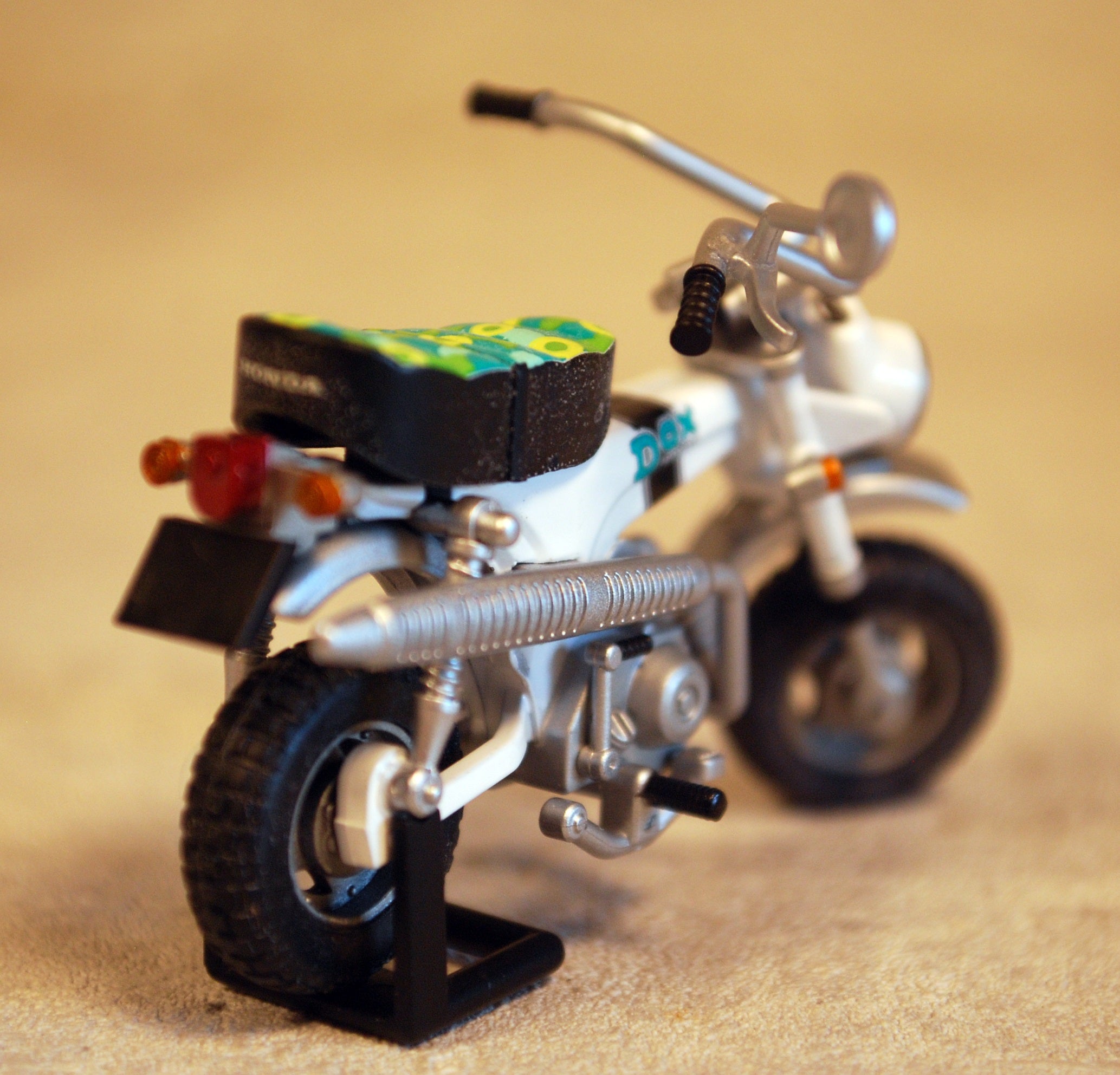 Bandai 450845 1969 Honda Dax weiß 1:24 Fertigmodell