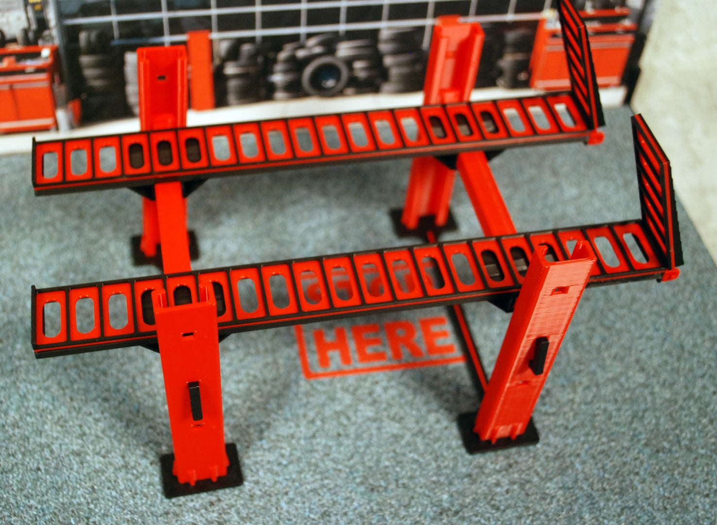 Dioramatoys DT2400 Car Lifter Hebebühne 1:24