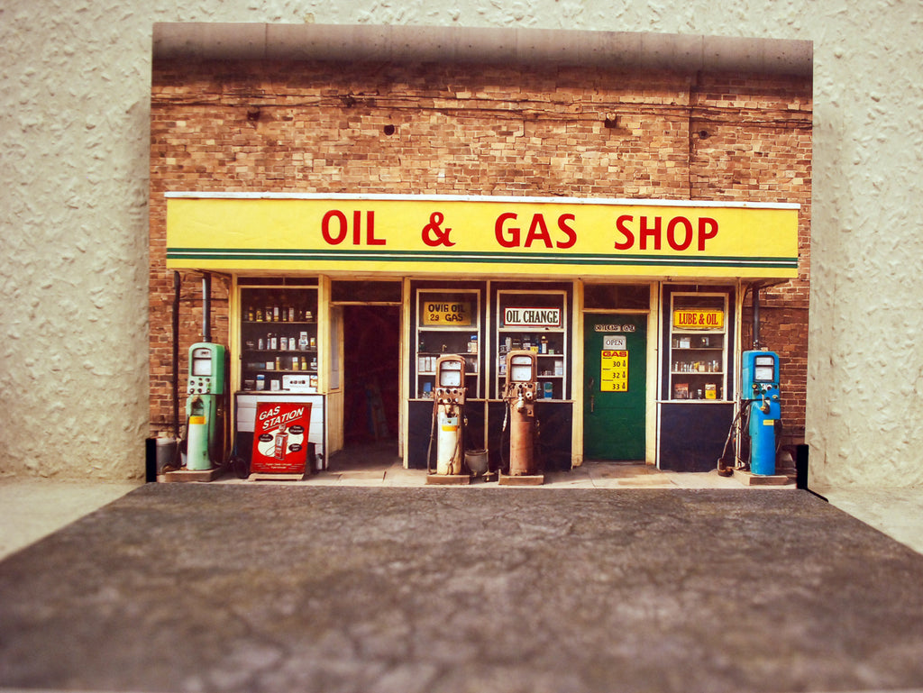 Dioramatoys DTF2473 Oil & Gas Shop Display 1:24