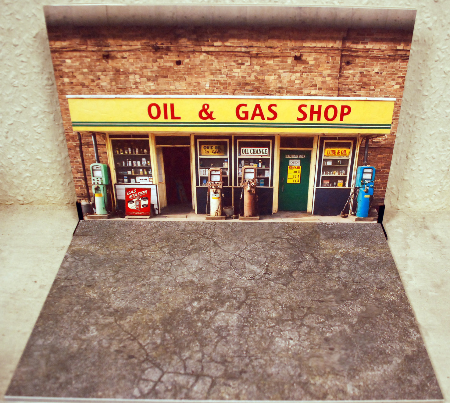 Dioramatoys DTF2473 Oil & Gas Shop Display 1:24